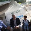 Филиппо Гранди (в центре) встречается с беженцами в Греции. Фото УВКБ/А.Заваллис
