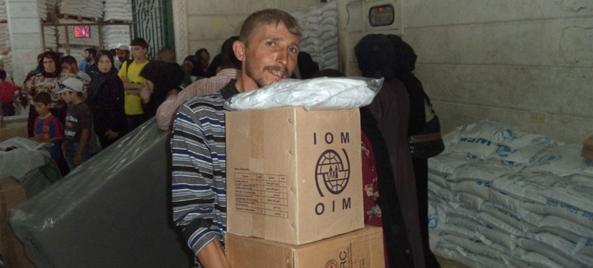 المنظمة الدولية للهجرة توزع مواد الإغاثة في حلب، سوريا.