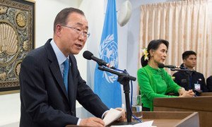 Le Secrétaire général de l'ONU, Ban Ki-moon et la Ministre des affaires étrangères et la Conseillère spéciale de l’Etat Aung San Suu Kyi, s'adressent aux médias lors d'une conférence de presse conjointe. Photo ONU/Eskinder Debebe
