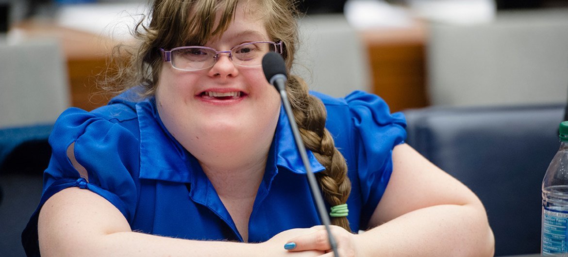 Participante de un evento especial por el Día Internacional de las Personas con Discapacidades.