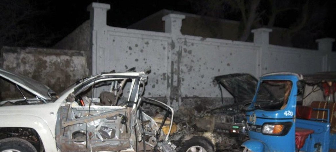 أرشيف: هجوم بسيارة مفخخة على فندق في مقديشو، الصومال، في 25 آب 2016. 