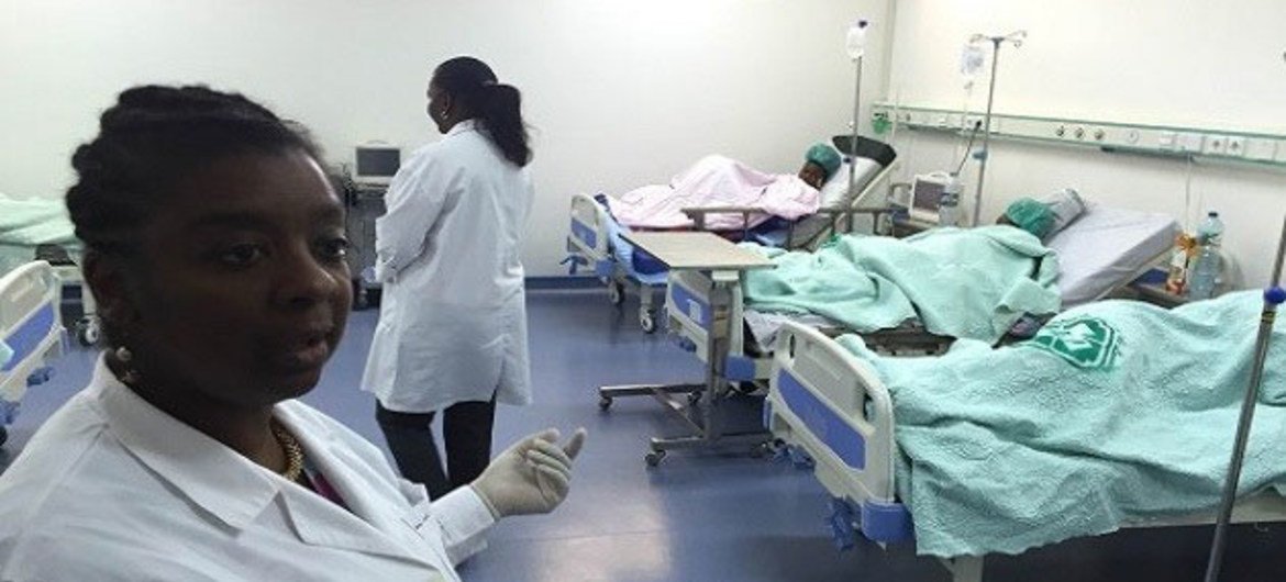 Des patientes, qui seraient atteintes de la fièvre jaune, sont traitées dans un hôpital à Luanda, en Angola. Photo OMS/Dalia Lourenço