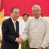 Le Secrétaire général Ban Ki-moon (à gauche) avec Htin Kyaw, Président du Myanmar. Photo ONU/Eskinder Debebe
