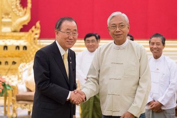 Le Secrétaire général Ban Ki-moon (à gauche) avec Htin Kyaw, Président du Myanmar. Photo ONU/Eskinder Debebe