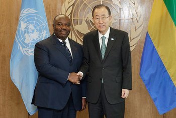 Le Secrétaire général de l'ONU, Ban Ki-moon (à droite) avec le Président du Gabon, Ali Bongo Ondimba en septembre 2015. Photo ONU/Evan Schneider (archives)