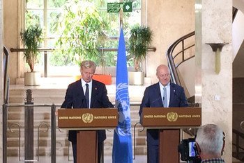 L'Envoyé spécial de l'ONU pour la Syrie, Staffan de Mistura (à droite) et son conseiller, Jan Egeland, briefent les journalistes au Palais des Nations à Genève. (archives)