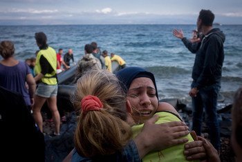 Des réfugiés, principalement de Syrie, d'Iraq et d'Afghanistan sont aidés par des volontaires alors qu'ils débarquent près de Scala, sur l'île de Leros, en Grèce.