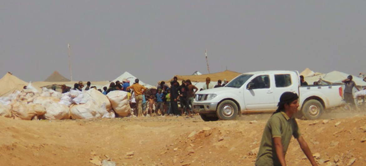 En août 2016, des agences de l'ONU acheminent des produits alimentaires d'urgence à 75.000 Syriens à la frontière avec la Jordanie où les conditions sont très difficiles. (archives)