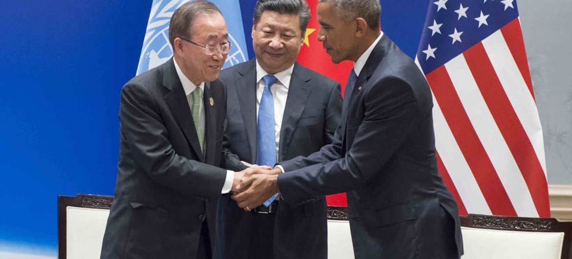 Президенты Китая и США вручают Пан Ги Муну грамоты о ратификации Парижского договора по климату Фото ООН/Эскиндер Дебебе