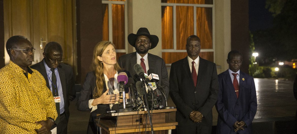 السفيرة الامريكية سامانثا باور تتحدث في جنوب السودان ، في أعقاب  أعطاء حكومة جنوب السودان الضوء الأخضر لنشر 4000 عنصر من قوة الحماية الإقليمية  التي مُنحت التفويض مؤخرا من قبل مجلس الأمن الدولي. المصدر: الأمم المتحدة / أونميس