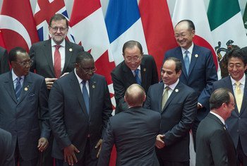 Le Secrétaire général de l'ONU, Ban Ki-moon (au centre) et des dirigeants mondiaux se saluent lors du Sommet du G20 à Hangzhou, en Chine, en septembre 2016. Photo ONU/Eskinder Debebe