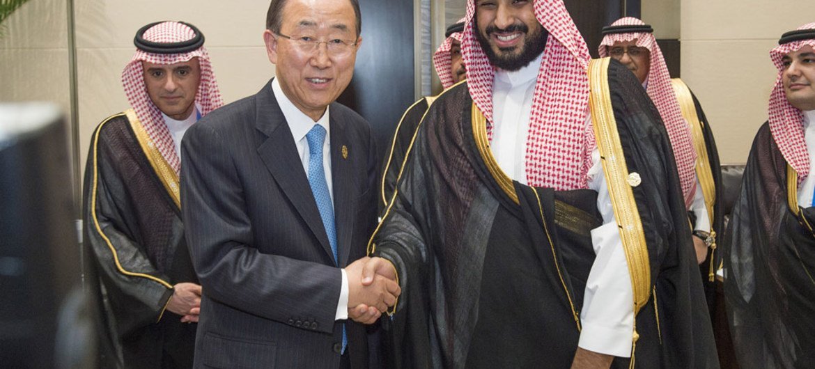 الأمين العام للأمم المتحدة بان كي مون يلتقي نائب ولي العهد السعودي ، الأمير محمد بن سلمان آل سعود، على هامش قمة مجموعة ال20 في الصين. المصدر: الأمم المتحدة / إسكندر ديبيبى