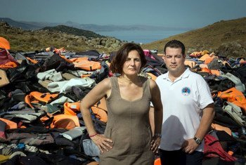 Efi Latsoudi, activiste des droits de l’homme en charge du village PIKPA et le responsable de l’équipe de sauvetage en mer "Hellenic Rescue Team", Konstantinos Mitragas, devant une vaste pile of gilets de sauvetage dans le nord de Lesbos, un vestige obséd