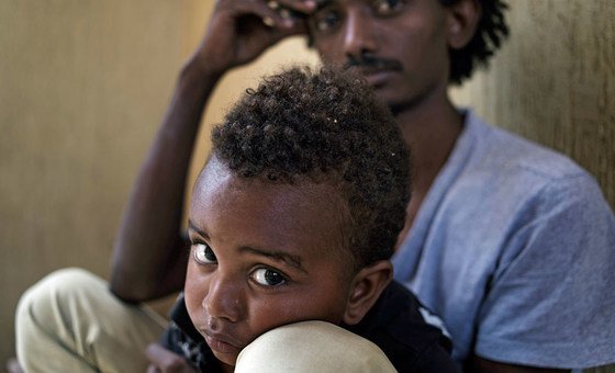 Na Líbia, Addis, com seu filho Lato, em uma cela no centro de detenção de Alguaiha, que abriga imigrantes ilegais que foram presos enquanto tentavam a perigosa viagem pelo Mar Mediterrâneo.