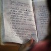 Una joven lee los apuntes de su cuaderno durante una clase de alfabetización en la capital de Filipinas, Manila. Foto: UNESCO/Joshua Estey
