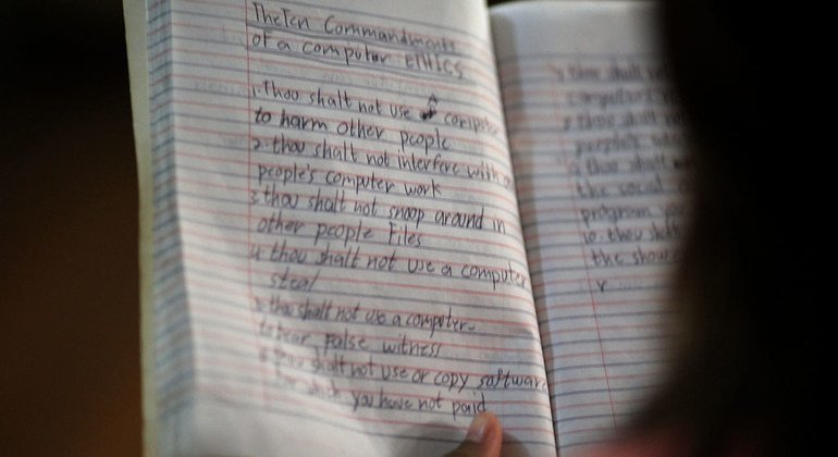 Una joven lee los apuntes de su cuaderno durante una clase de alfabetización en la capital de Filipinas, Manila. Foto: UNESCO/Joshua Estey