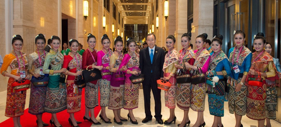 Пан  Ги Мун с группой сотрудников,  обслуживающих восьмой саммит  АСЕАН-ООН
