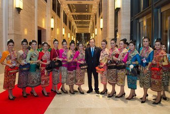 Пан  Ги Мун с группой сотрудников,  обслуживающих восьмой саммит  АСЕАН-ООН