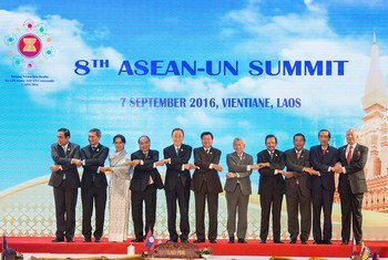Le Secrétaire général Ban Ki-moon (5e à partir de la gauche) lors d'une photo de groupe au 8e Sommet entre l'ONU et l'ASEAN au Laos. Photo ONU/Eskinder Debebe