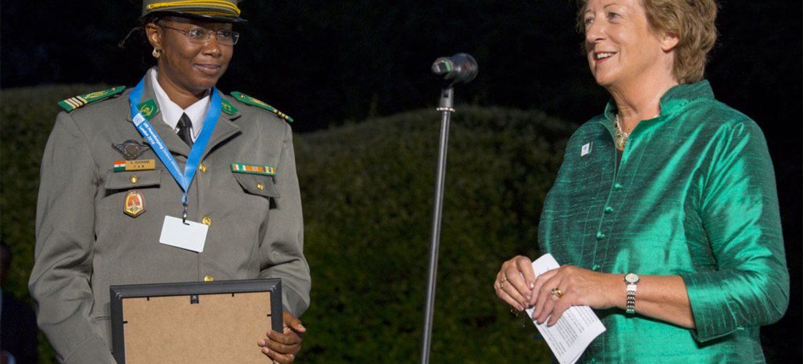 في حفل أقيم في لندن، وزيرة الدولة في المملكة المتحدة، البارونة جويس أنيلي، تمنح الميجور عائشة عثمان إسحاق  من النيجر الجائزة  تقديرا لعملها في مجال إدماج المنظور الجنساني في أنشطة حفظ السلام. المصدر: وزارة الدفاع في المملكة المتحدة