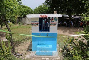 Un point de distribution d'eau pour les habitants de Madame-Cyr, en Haïti. Photo Frederic Fath/MINUSTAH