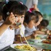 朝鲜一所小学的小学生在吃由粮食署提供的营养午餐。粮食署图片/Rein Skullerud