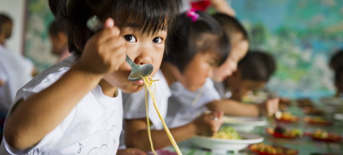 Elementary school children in the Democratic People’s Republic of Korea eat a nutritious meal provided by WFP (June 2012).