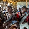 在难民署在刚果民主共和国一个难民营开办的小学中，孩子们正在上课。难民署图片/Sebastian Rich
