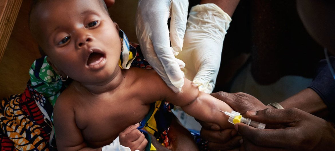 Un bébé âgé de trois mois reçoit un antibiotique dans un centre de nutrition à Matameye, au Niger. Photo UNICEF/Sam Phelps