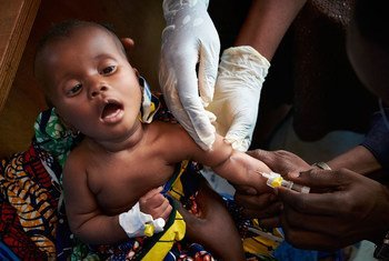 Un bébé âgé de trois mois reçoit un antibiotique dans un centre de nutrition à Matameye, au Niger. Photo UNICEF/Sam Phelps