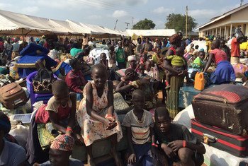 Des réfugiés sud-soudanais arrivent au point d'accueil frontière d'Elegu, dans le district d'Adjumani, au nord de l'Ouganda.