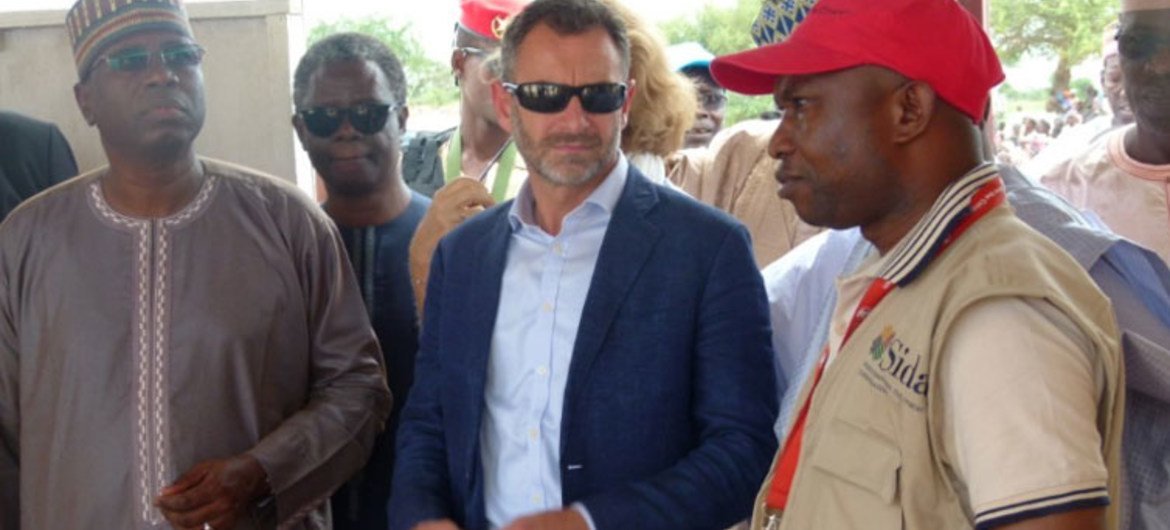 Assistant-Secretary-General and the Regional Humanitarian Coordinator for the Sahel, Toby Lanzer (centre), during a four-day visit to Niger.