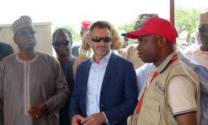 Le Coordonnateur régional humanitaire pour le Sahel, Toby Lanzer (au centre), lors d'une visite de quatre jours au Niger. Photo OCHA Niger