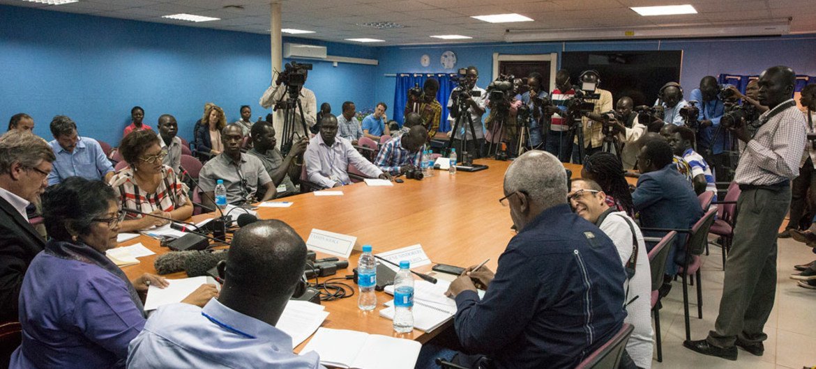 Wide view of a press conference by two Commissioners of a three-member team from the UN Commission on Human Rights, at the end of their South Sudan trip on 15 September 2016.