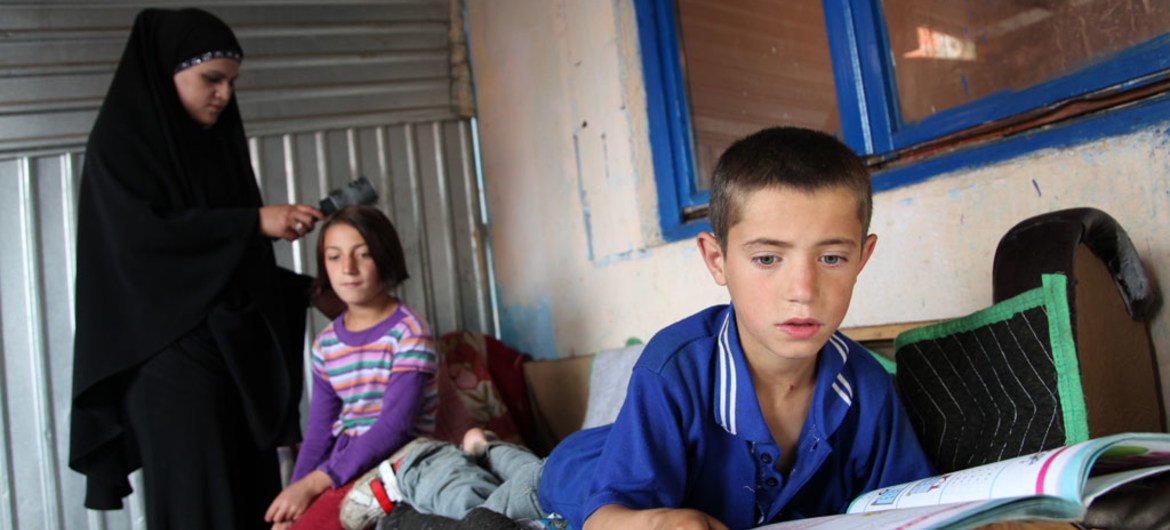 居住在科索沃贫困郊区的阿什卡利亚儿童。阿什卡利亚人是说阿尔巴尼亚语的少数群体，奥斯曼帝国时期在巴尔干半岛定居，目前主要居住在科索沃。