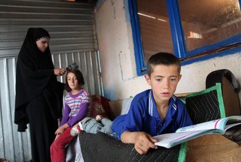 Niños de la minoría ashkali, en su casa de un barrio pobre de Pristina, la capital de Kosovo. Foto: UNICEF/Giacomo Pirozzi