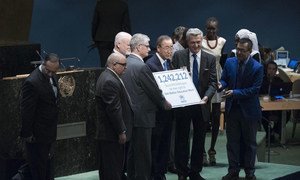 Remise de la pétition du HCR #Avec les réfugiés au siège de l'ONU. Photo ONU/Kim Haughton