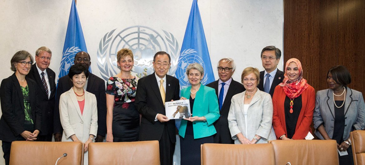 Secretary-General Ban Ki-moon (centre left) meets with Irina Bokova (centre right), Director-General of the UN Educational, Scientific and Cultural Organization (UNESCO); and members of his Scientific Advisory Board, to receive the final report of the Boa