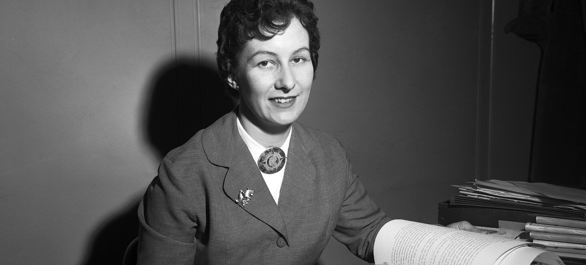 Margaret Anstee, la première femme à diriger une opération de maintien de la paix de l’ONU. Sur la photo, en 1958, à Montevideo, en Uruguay.