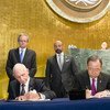 الأمين العام للأمم المتحدة، بان كي مون، ووليام لاسي سوينغ، المدير العام للمنظمة الدولية للهجرة، يوقعان على على الاتفاق المعني بانضمام المنظمة رسميا إلى عائلة الأمم المتحدة. المصدر: الأمم المتحدة / ريك باغورناس