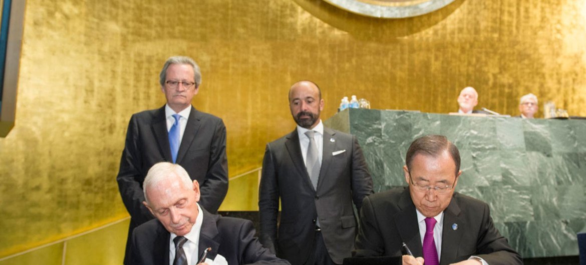 الأمين العام للأمم المتحدة، بان كي مون، ووليام لاسي سوينغ، المدير العام للمنظمة الدولية للهجرة، يوقعان على على الاتفاق المعني بانضمام المنظمة رسميا إلى عائلة الأمم المتحدة. المصدر: الأمم المتحدة / ريك باغورناس
