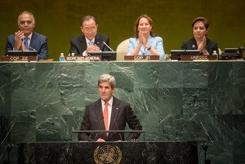 Le Secrétaire général de l'ONU, Ban Ki-moon (2e à gauche au fond), la Ministre française de l'environnement, Ségolène Royal (2e à droite au fond) et le chef de la diplomatie américaine, John Kerry (devant au centre) lors d'une réunion sur l'entrée en vigu