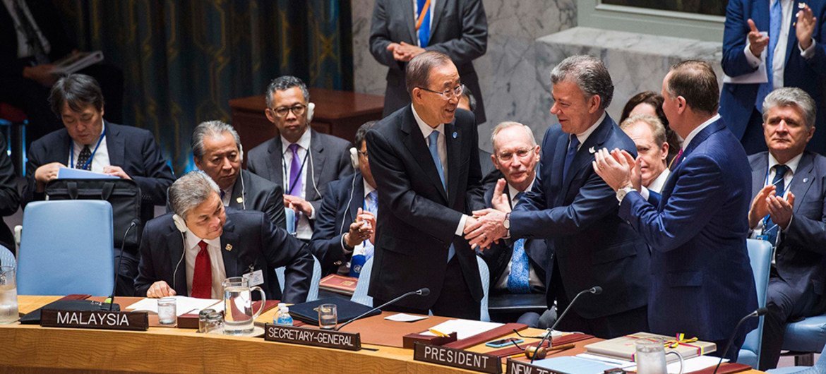 El presidente de Colombia entregó una copia del Acuerdo de Paz al Consejo de Seguridad en una sesión especial de ese órgano resolutivo. Foto: ONU/Amanda Voisard