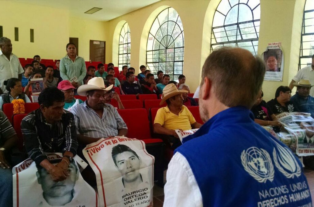 Jan Jarab, représentant au Mexique du Haut-Commissaire des Nations Unies aux droits de l'homme, rencontre à Ayotzinapa les proches des 43 étudiants disparus à Iguala.