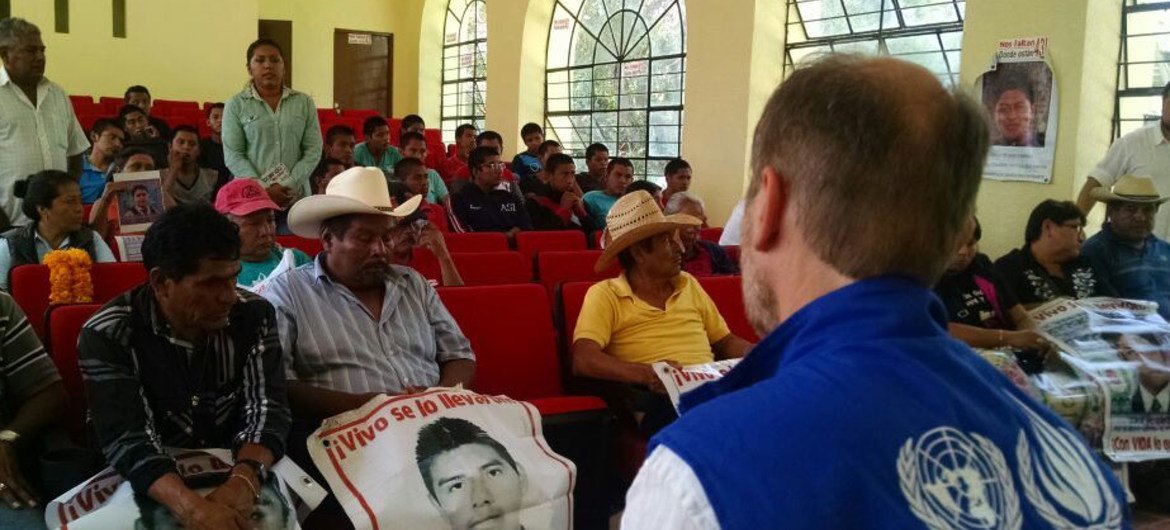 El representante en México del Comisionado de la ONU para los Derechos Humanos, Jan Jarab, durante una visita en septiembre de 2016 a Ayotzinapa, en el estado de Guerrero. 