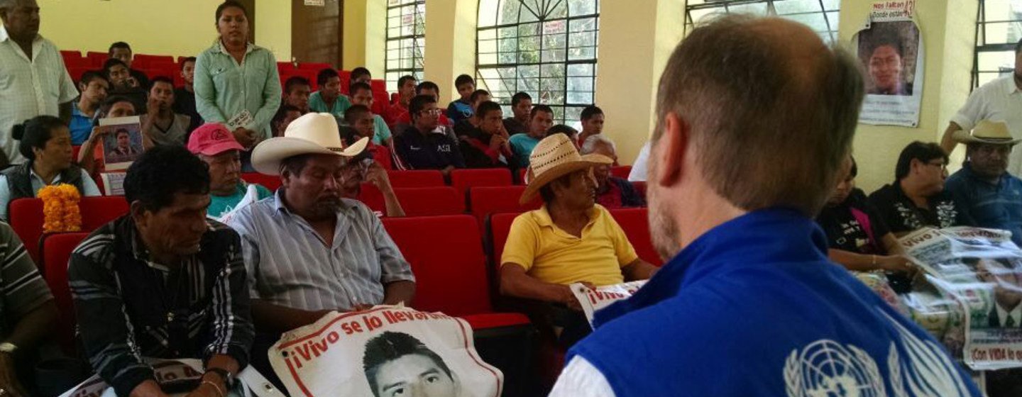 El representante en México del Comisionado de la ONU para los Derechos Humanos, Jan Jarab, durante una visita en septiembre de 2016 a Ayotzinapa, donde se reunió con los familiares de los 43 estudiantes desaparecidos en Iguala.