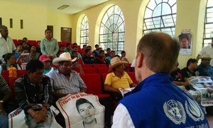El representante en México del Comisionado de la ONU para los Derechos Humanos, Jan Jarab, durante una visita en septiembre de 2016 a Ayotzinapa, donde se reunió con los familiares de los 43 estudiantes desaparecidos en Iguala.