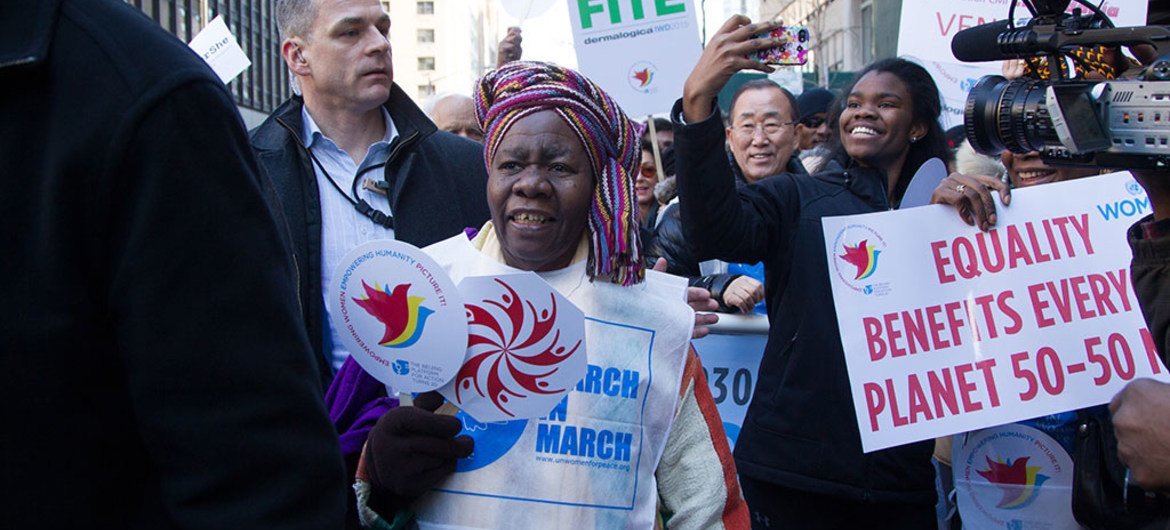 Участники марша в защиту прав женщин, приуроченного к Международному женскому дню. Фото ООН/Девра Берковиц