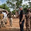 مشاركون في تدريبات الحماية الشخصية التي يقوم بها فريق تدريب الشرطة في مينسوما. المصدر: الأمم المتحدة / ماركو دورمينو