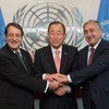 الأمين العام بان كي مون يلتقي مع الزعيم القبرصي، نيكوس اناستاسيادس (إلى اليسار) ، ومصطفى أكينجي ، زعيم الطائفة القبرصية التركية. المصدر: الأمم المتحدة / أيزاك بيلي